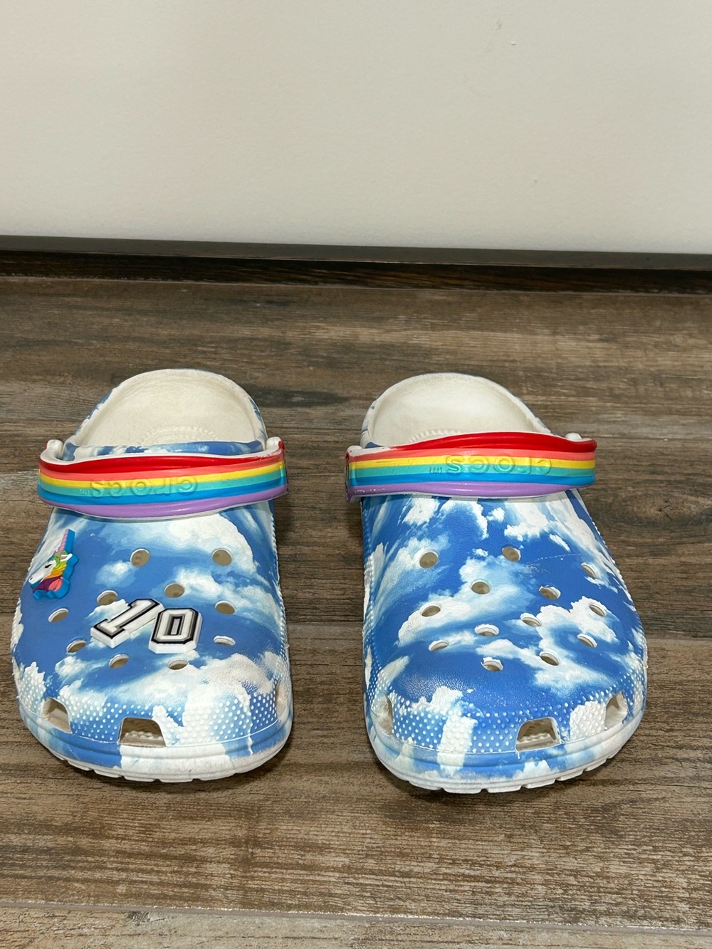 Crocs Kids J5 Classic Cloud Print Clog with Rainbow Strap - Blue/White Sandles